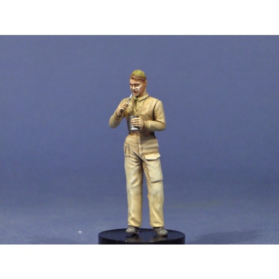 1/35 British LRDG Figure No.6 Private Wool Eating from Can (1 figure)