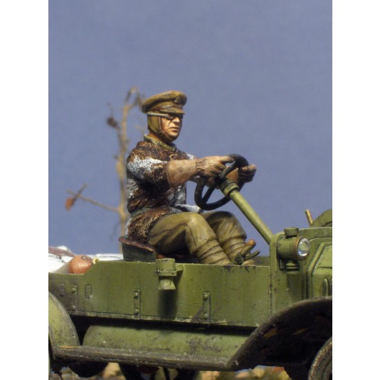 1/35 WWI British Ford Model T "Draisine" Driver in Winter Dress 1915 (1 Figure)