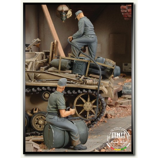 1/35 WWII German Crew Refuelling Tank