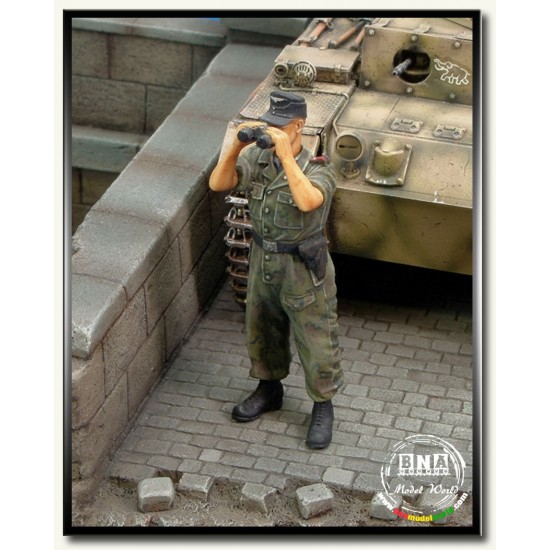 1/35 WWII Waffen SS Tank Crew/Tanker (Looking Trough Binoculars)