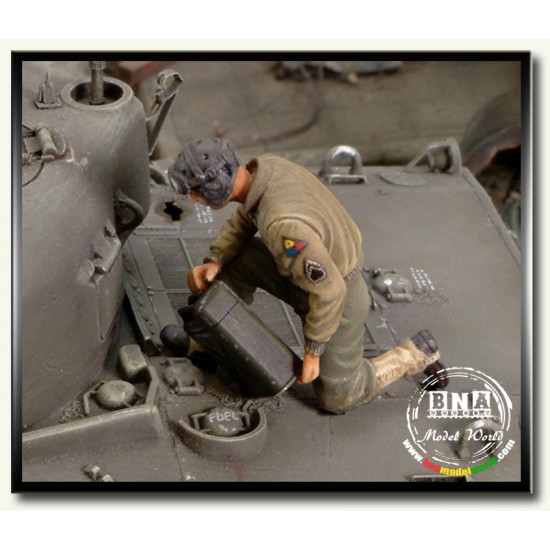 1/35 US Crew Member Refuelling Tank