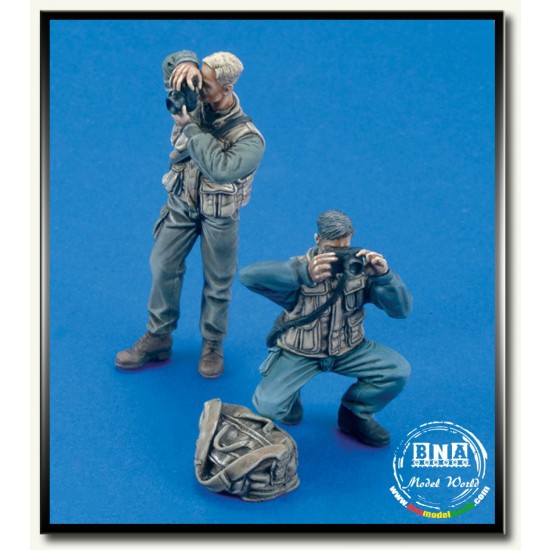 1/35 Photographers (2 Figures)