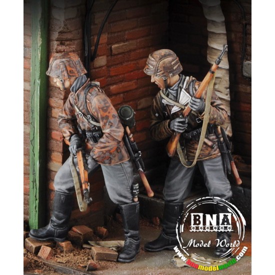 1/35 SS Grenadiers (2 figures)