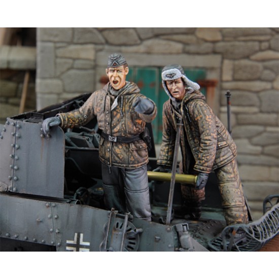 1/35 Resin German Tankers Loading Ammo (2 figures)