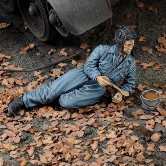 1/35 The Russian Soldier's Lunch (Resin)