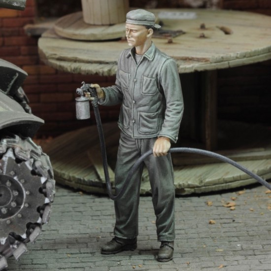 1/48 Soldier Spray Painting 