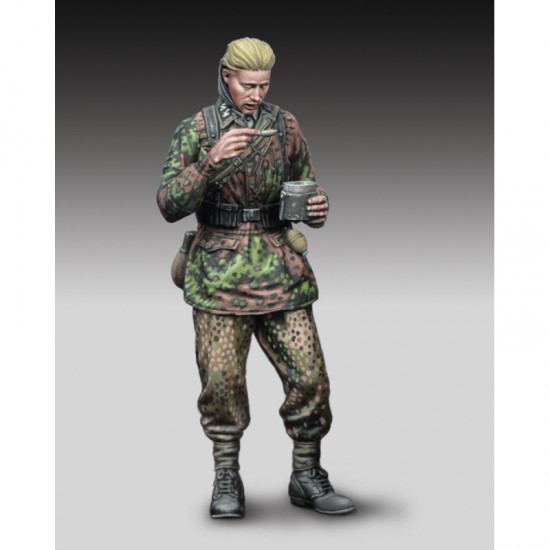 1/35 WWII German SS Soldier Eating