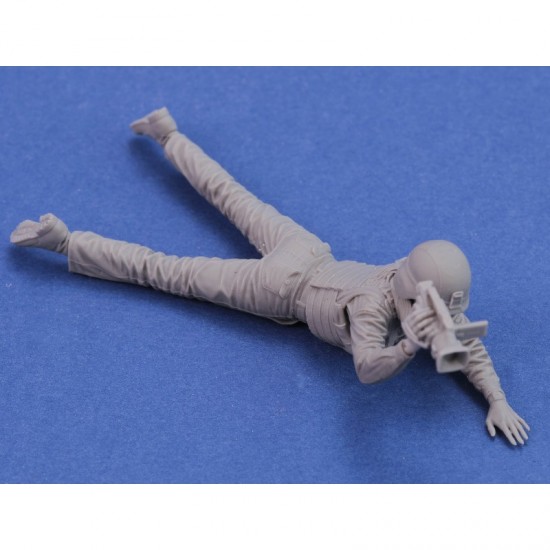 Royal Model 1/35 War Reporter Resin Figure Royal Models RM960
