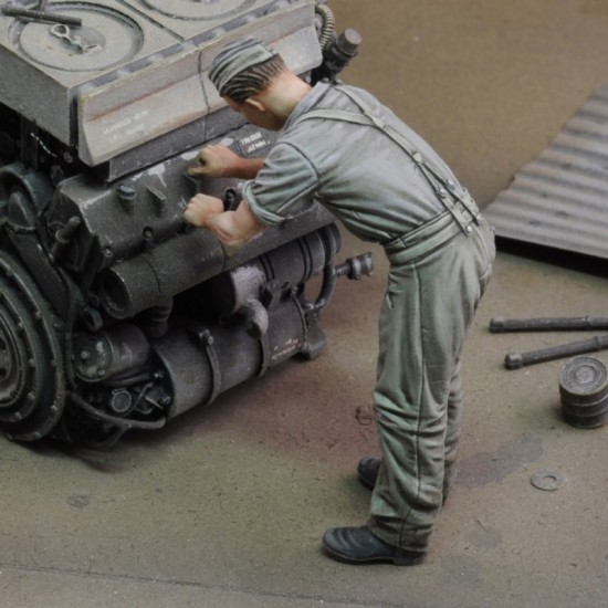 1/48 WWII German Soldier At Work