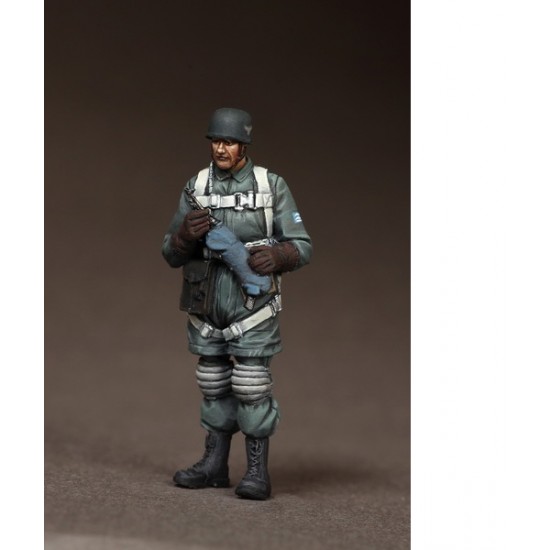 1/35 Officer Fallschirmjager at The Airfield