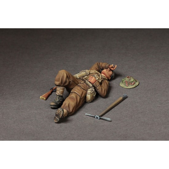1/35 British Infantryman at Rest