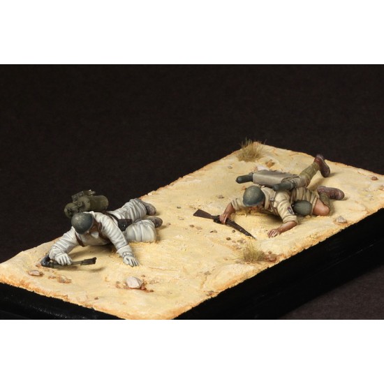 1/35 Flamethrower team Italian Guastatori in North Africa (2 figures)