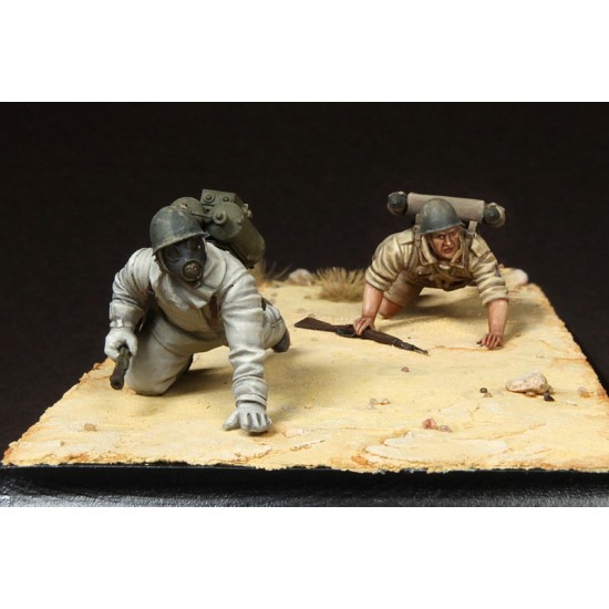 1/35 Flamethrower team Italian Guastatori in North Africa (2 figures)