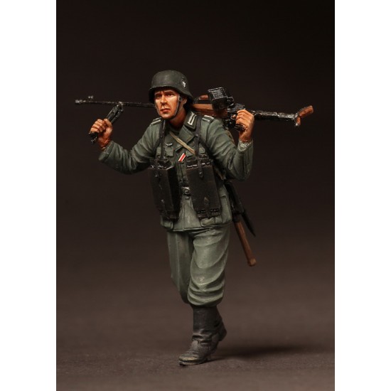 1/35 German Infantryman with Anti-tank Rifles PzB-39