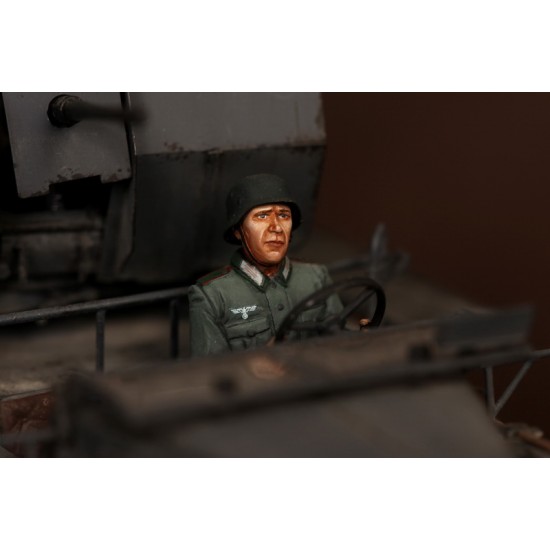 1/35 SdKfz.10/4 Driver