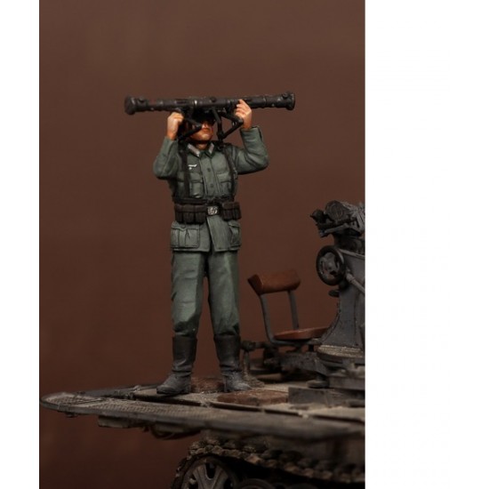 1/35 German Antiaircraft Gunner with Artillery Rangefinder 