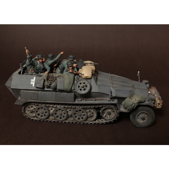 1/35 WWII German Panzergrenadiers in Battle (5 figures)