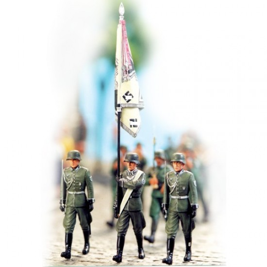 1/35 WWII German Army Standard Bearer (3 figures)