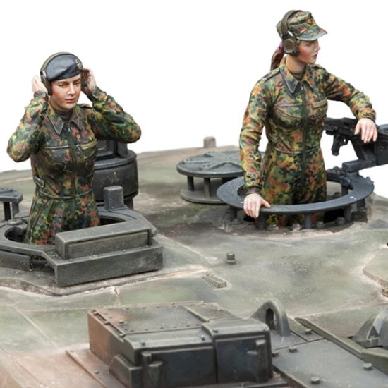1/16 Bundeswehr Female Tank Commander & Loader (2 Figures)