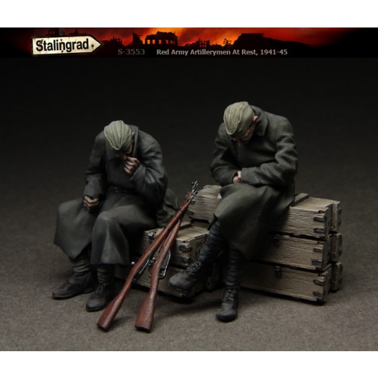 1/35 WWII Red Army Artillerymen at Rest 1941-1945 (2 figures & 5x 120mm mortar ammo boxes)