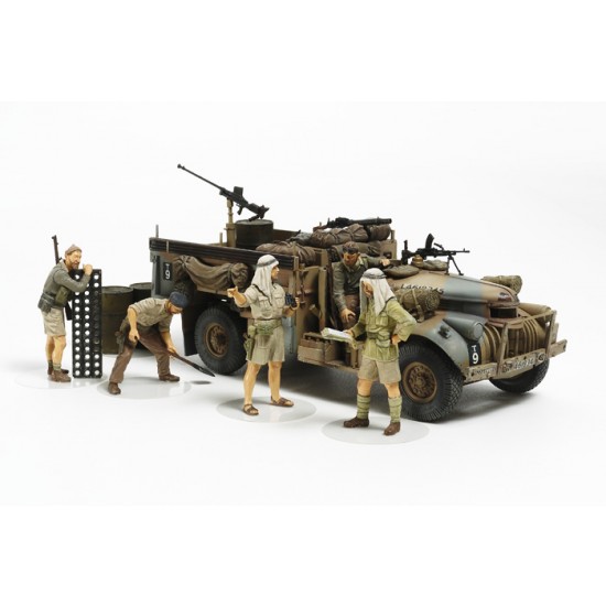 1/35 British LRDG Command Car in North Africa with Figures (Command Car+7 Figures)