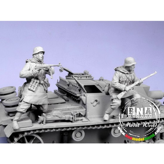 1/35 German Panzergrenadier SS #2, Kharkov Winter 1943 (2 Figures, 3 Heads)