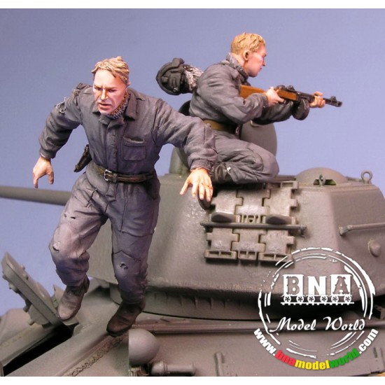1/35 Escaping Soviet Tank Crew #2, Winter 1942-1945 (2 Resin Figures)