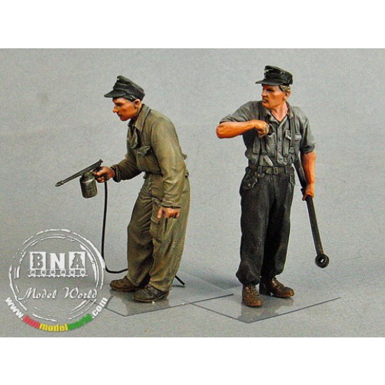 1/35 German Tank Crewmen (painting Vehicles) Summer 1943-1945 (2 figures)