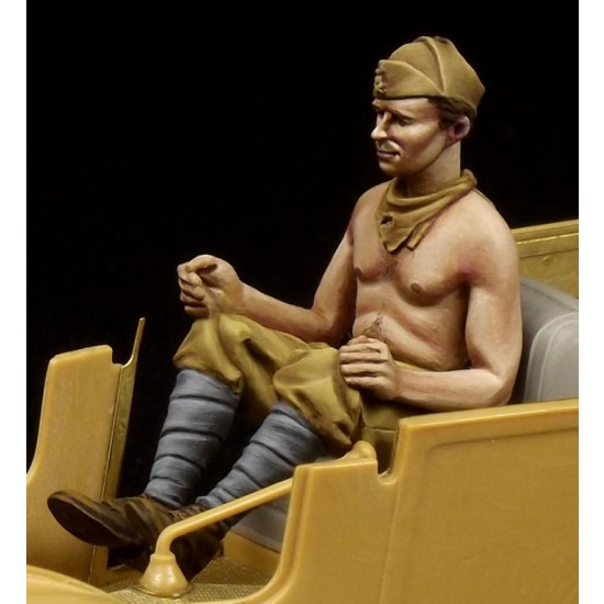 1/35 WWII Italian 508 CM Coloniale Driver in Africa (resin,1 figure)
