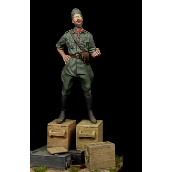 1/35 WWII Italian Officer - Singing (resin)