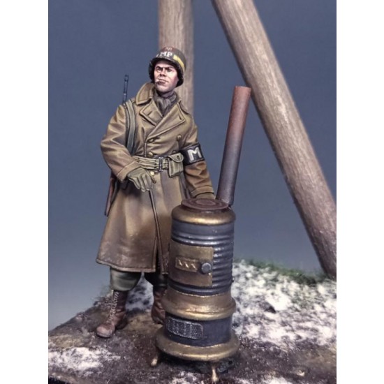1/35 WWII US Military Police Ardennes 1944 with Stove