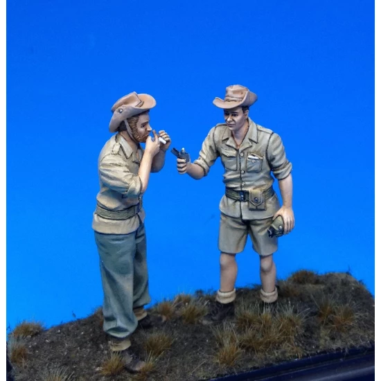 1/35 Indochina French Soldiers At Rest Smoking (2 figures)
