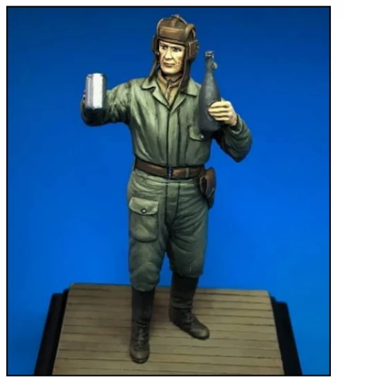 1/35 Russian Tanker At Rest With Bottle 
