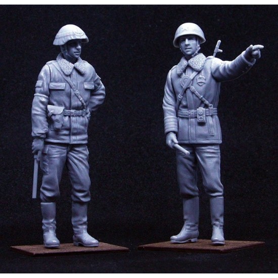 1/35 NVA & Soviet Traffic Military Police Set 1980 Era (2 Figures)