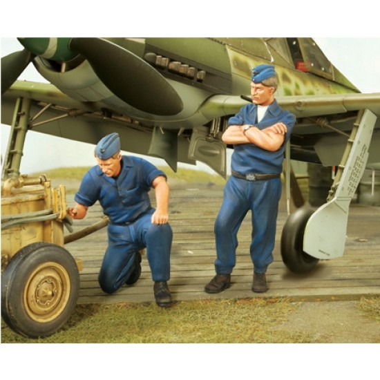 1/32 Focke-Wulf Ta 152 H-1 Luftwaffe Ground Crew (2 figures)