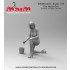 1/35 Car Wash Girl with Bucket - Kneeling with Sponge