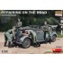 1/35 Repairing on The Road - Type 170V Cabrio Saloon w/4 Figures