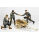 1/32 German aerodrome personnel ordnance team with cart (3 figures)