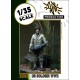 1/35 WWII US Soldier - Holding Ammo